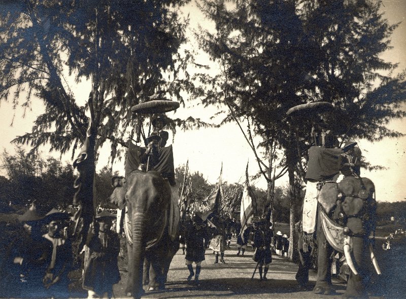 http://nguyentl.free.fr/autrefois/funerailles-kd/Elephants_precedant_le_cortege.jpg